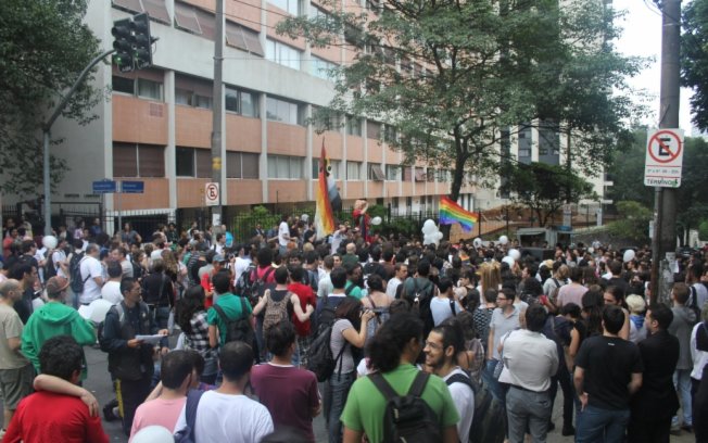 Ato estudantil termina em passeata contra homofobia em São Paulo